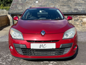 2010 Renault Megane Megane Dynamique Tomtom Tce 130 5dr in Red — image 4