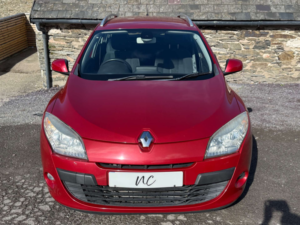 2010 Renault Megane Megane Dynamique Tomtom Tce 130 5dr in Red — image 5
