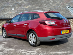 2010 Renault Megane Megane Dynamique Tomtom Tce 130 5dr in Red — image 6