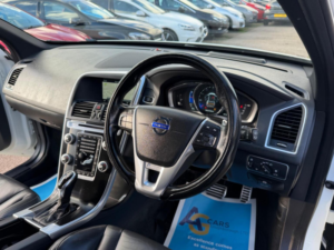 2015 Volvo Xc60 2.4 D5 R-Design Lux Nav Geartronic AWD Euro 5 5dr in White — image 3