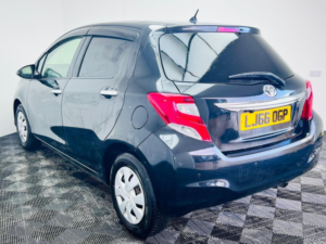 2016 Toyota Yaris 1.33 Dual Vvt-I Icon Multidrive S Euro 6 5dr in Black — image 4
