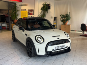 2022 MINI Hatch 2.0 5-Door Hatch Cooper S Exclusive in White — image 2