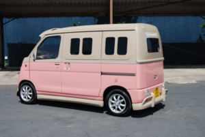 2005 Daihatsu Hijet Cargo 5d Dx Retro Styled in Pink — image 5