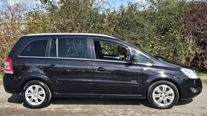 2010 Vauxhall Zafira 1.9 Cdti Elite in Black — image 1