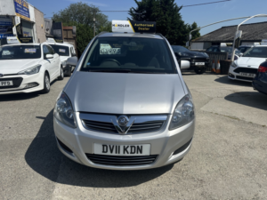 2011 Vauxhall Zafira 1.8 16v Exclusiv in Silver — image 3