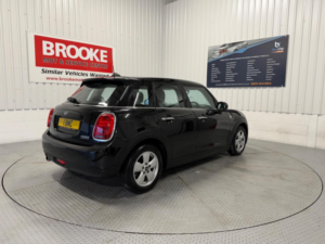 2019 MINI Hatch 1.5 Cooper Classic Euro 6 (s/s) 5dr in Black — image 4