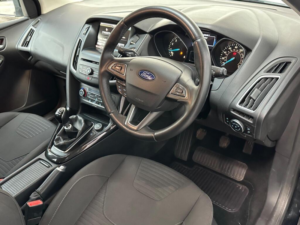 2015 Ford Focus 1.0t Ecoboost Titanium Euro 6 (s/s) 5dr in Black — image 4