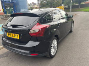 2013 Ford Focus 1.6 Tdci Zetec Hatchback 5dr Diesel Manual Euro 5 (s/s) (115 Ps) in Black — image 4