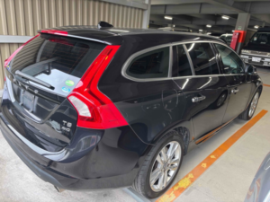 2011 Volvo V60 T6 AWD Se in Black — image 4