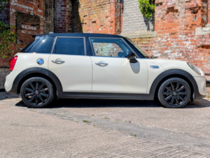 2016 MINI Hatch 2.0 5-Door Hatch Cooper Sd in White — image 4