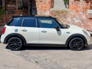 2016 MINI Hatch 2.0 5-Door Hatch Cooper Sd in White — image 5