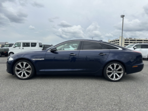 2017 Jaguar Xj 3.0 V6 Supercharged Premium Luxury Automatic in Blue — image 2