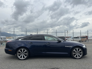 2017 Jaguar Xj 3.0 V6 Supercharged Premium Luxury Automatic in Blue — image 6