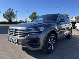 2019 Volkswagen Touareg 3.0 Tdi V6 R-Line Tech in Grey — image 3
