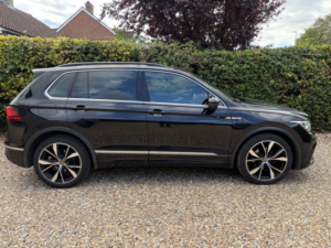 2021 Volkswagen Tiguan 2.0 Tdi R-Line in Black — image 2