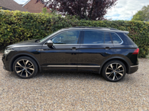 2021 Volkswagen Tiguan 2.0 Tdi R-Line in Black — image 3