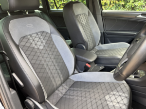 2021 Volkswagen Tiguan 2.0 Tdi R-Line in Black — image 6