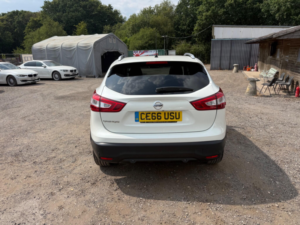 2016 Nissan Qashqai 1.5 Dci Tekna 2WD Euro 6 (s/s) 5dr in White — image 4