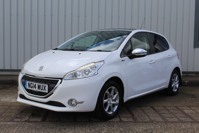 2014 Peugeot 208 1.2 Vti Style in White — image 1