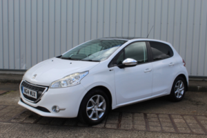 2014 Peugeot 208 1.2 Vti Style in White — image 5
