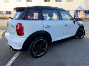 2015 MINI Countryman 2.0 Cooper Sd Euro 5 (s/s) 5dr in White — image 6