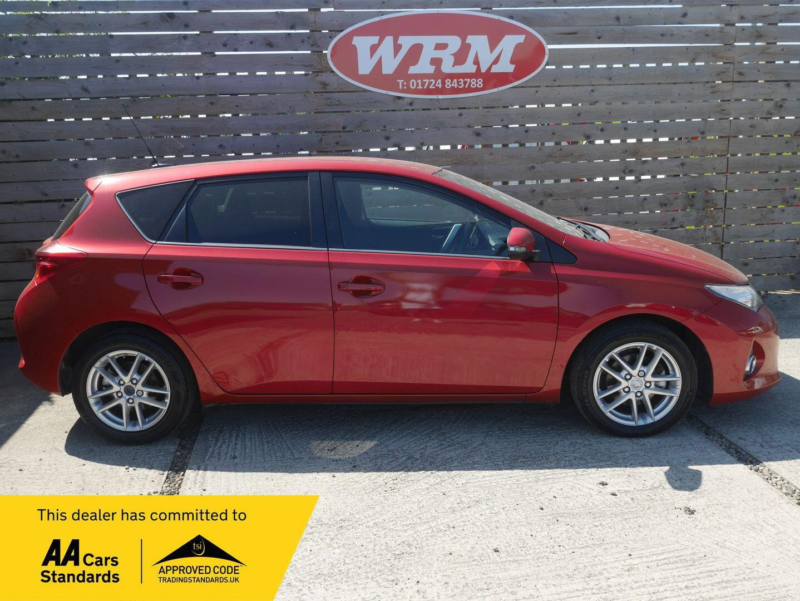 2014 Toyota Auris 1.33 Dual Vvt-I Icon Plus Hatchback 5dr Petrol Manual Euro 5 (s/s) (101 Ps) in Red — image 1