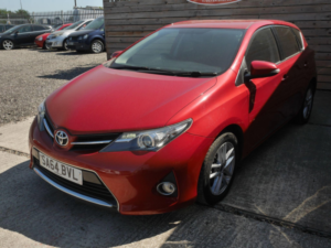 2014 Toyota Auris 1.33 Dual Vvt-I Icon Plus Hatchback 5dr Petrol Manual Euro 5 (s/s) (101 Ps) in Red — image 5