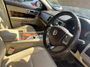 2011 Jaguar Xf 3.0 D V6 Premium Luxury in Red — image 2
