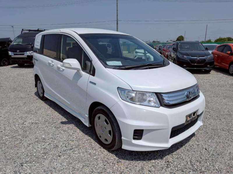 2013 Honda Freed 1.5 Hybrid 5dr in White — image 1