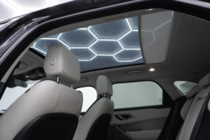 2019 Land Rover Range Rover Velar 3.0 D300 Se Auto 4WD Euro 6 (s/s) 5dr in Black — image 4