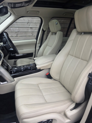 2015 Land Rover Range Rover 4.4 Sd V8 Vogue Se in Black — image 4