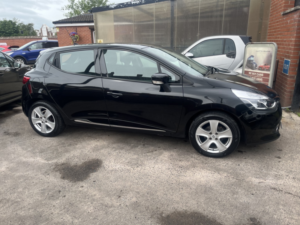 2013 Renault Clio 1.2 16v Dynamique Medianav in Black — image 3