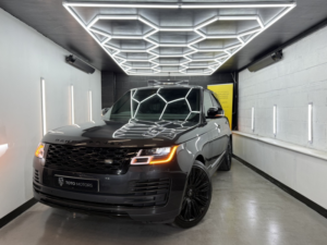 2019 Land Rover Range Rover 3.0 Sd V6 Vogue in Grey — image 3