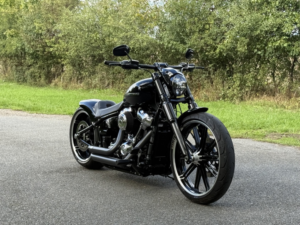 2018 Harley-Davidson Softail Fxbr Breakout in Black — image 3