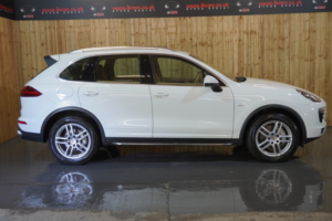 2016 Porsche Cayenne 4.2 Td V8 S in White — image 6
