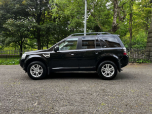 2014 Land Rover Freelander 2.2 Freelander Xs Td4 4WD 5dr in Black — image 2