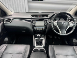 2014 Nissan Qashqai 1.5 Dci Tekna 2WD Euro 5 (s/s) 5dr in Red — image 3