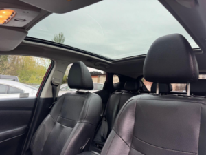 2014 Nissan Qashqai 1.5 Dci Tekna 2WD Euro 5 (s/s) 5dr in Red — image 4