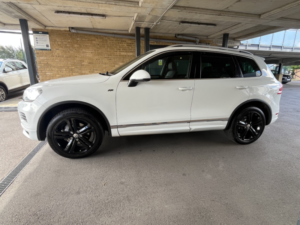 2014 Volkswagen Touareg 3.0 Tdi V6 Bluemotion Tech R-Line in White — image 3