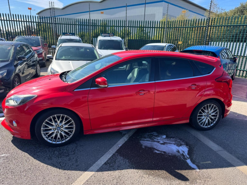2013 Ford Focus 1.6 Tdci Zetec S Euro 5 (s/s) 5dr in Red — image 1