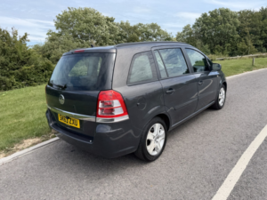 2013 Vauxhall Zafira 1.6 16v Exclusiv in Grey — image 3