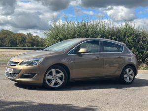 2013 Vauxhall Astra 1.6 16v Sri Auto Euro 5 5dr in Bronze — image 4