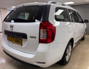 2017 Dacia Logan Mcv 0.9 Tce Laureate Estate 5dr Petrol Manual Euro 6 (s/s) (90 Ps) in White — image 4