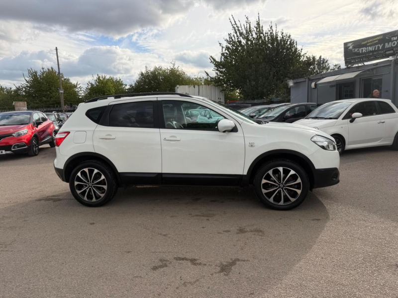2013 Nissan Qashqai 1.6 360 2WD Euro 5 5dr in White — image 1