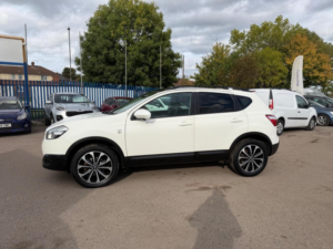 2013 Nissan Qashqai 1.6 360 2WD Euro 5 5dr in White — image 3