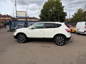 2013 Nissan Qashqai 1.6 360 2WD Euro 5 5dr in White — image 4