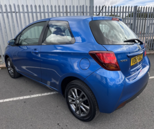 2015 Toyota Yaris 1.3 Icon in Blue — image 4
