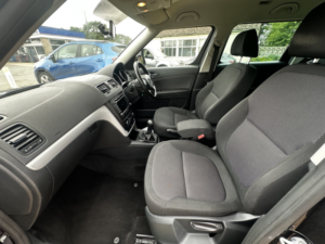 2012 Skoda Yeti 2.0 Tdi Se in Black — image 2