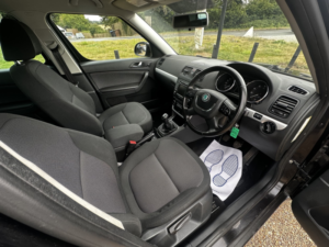 2012 Skoda Yeti 2.0 Tdi Se in Black — image 5