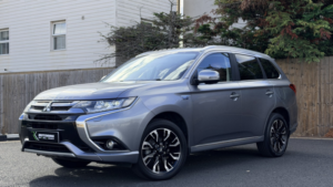 2017 Mitsubishi Outlander 2.0 H 12kwh 5h in Grey — image 3